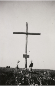 Het houten kruis bij de boerderij van Frans Maas.