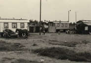 Woonwagenkamp aan de Scheidijk in Helmond in 1955. Fotograaf onbekend.