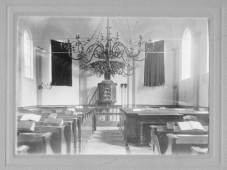 Het interieur van de protestantse kerk van Helenaveen in 1875.